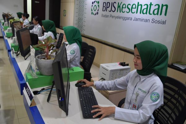 Petugas memasukkan data pelayanan di Kantor Pelayanan Kantor Badan Penyelenggara Jaminan Sosial (BPJS) Kesehatan Jakarta Pusat, Matraman, Jakarta, Senin (9/3/2020). Foto: Antara/M Risyal Hidayat/ama.