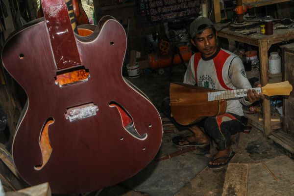 Pekerja memproduksi gitar di Workshop Guitars Gore di Lebak, Banten, Selasa (17/2/2020). OJK memberikan kelonggaran pembayaran Pekerja memproduksi gitar di Workshop Guitars Gore di Lebak, Banten, Selasa (17/2/2020). OJK memberikan kelonggaran pembayaran pokok pinjaman serta bunga bagi pengusaha sektor usaha mikro kecil dan menengah (UMKM) kepada perbankan guna menyikapi dampak negatif virus corona (Covid-19) pada industri. Foto Antara/Muhammad Bagus Khoirunas/aww.