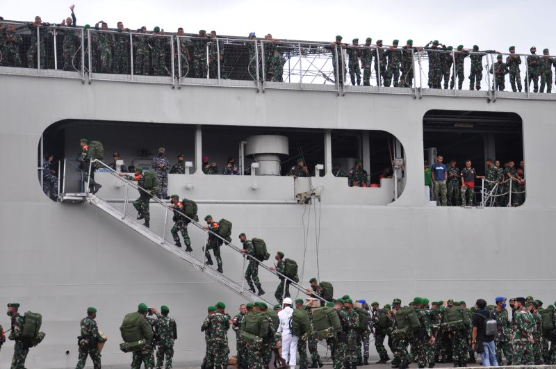 Sejumlah prajurit TNI menaiki KRI Banda Aceh-593 jelang diberangkatkan untuk bertugas mengikuti pasukan penjaga perbatasan RI-Papua Nugini (PNG) di Pelabuhan Belawan Medan, Sumatera Utara, Minggu (17/5). /Foto Antara