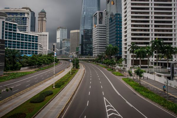 Jalanan ibukota terlihat sepi menyusul imbauan social distancing dan work from home. Foto Antara/Aprillio Akbar/foc.