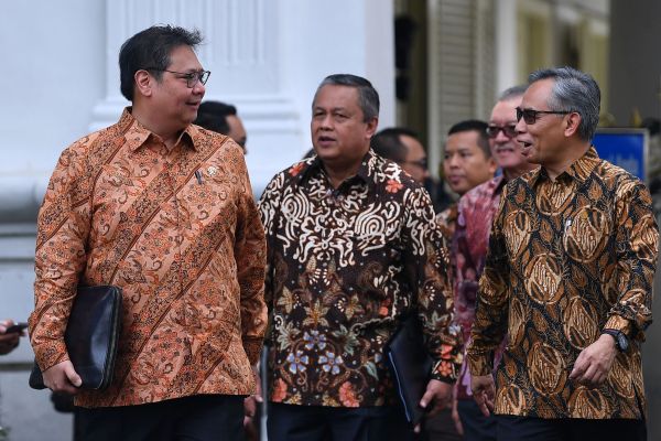 Menko Perekonomian Airlangga Hartarto (kiri), Gubernur Bank Indonesia Perry Warjiyo (tengah), dan Ketua Dewan Komisioner Otoritas Jasa Keuangan (OJK) Wimboh Santoso (kanan)berbincang di Istana Negara. Foto Antara.