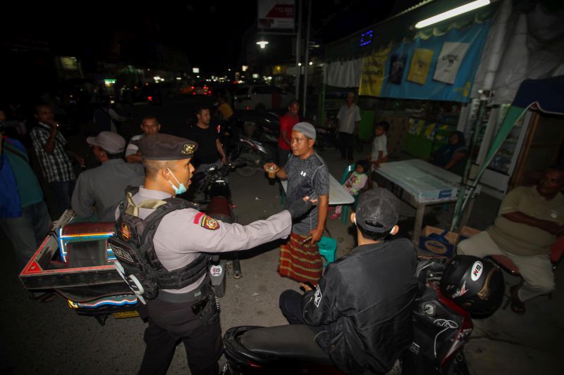 Polisi Unit Reaksi Cepat (URC) Polres Lhokseumawe membubarkan keramaian di depan salah satu mall yang baru lounching di pusat Kota Lhokseumawe, Aceh, Jumat (27/3). /Foto Antara