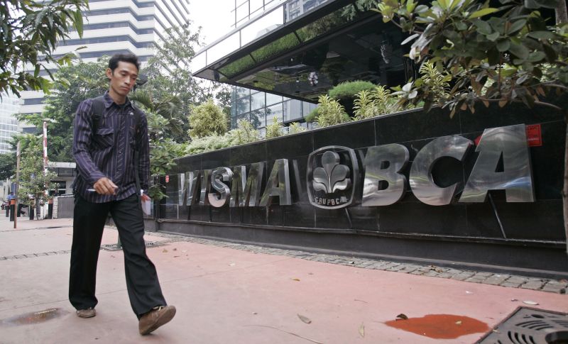 Seorang pejalan kaki melintas di depan kantor pusat BCA di Jakarta. Foto Reuters/Supri.