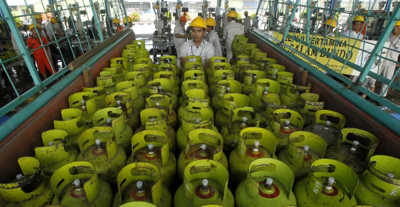 Pekerja menyusun gas elpiji 3 kg di depot pengisian PT Pertamina, Jakarta. Foto Reuters/Crack Palinggi.