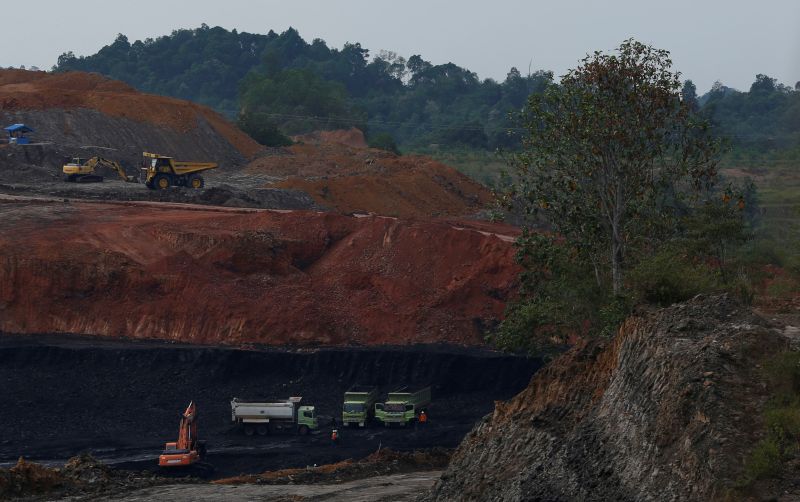 Alat berat bekerja di tengah pertambangan batubara di dekat Samarinda, Kalimantan Timur 1 Maret 2016. Foto Reuters/Beawiharta.