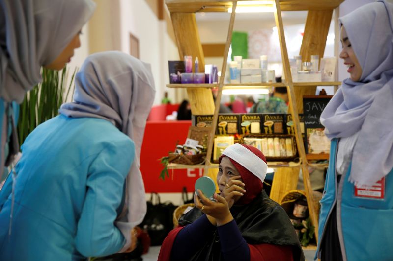Pramuniaga kosmetik Wardah melayani seorang pembeli di sebuah mal di Jakarta. Foto Reuters/Beawiharta.