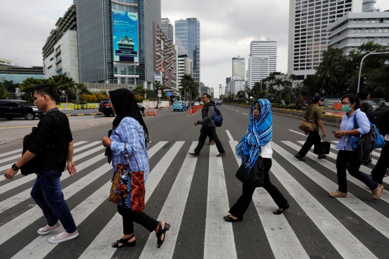 Warga Jakarta melintas di Jalan Protokol, Jakarta. Foto Reuters/Willy Kurniawan.