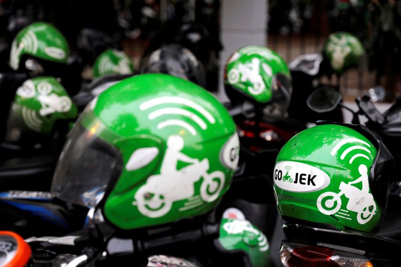 Helm mitra pengemudi Gojek terparkir di lokasi Go-Food Festival Jakarta. Foto Reuters/Beawiharta.