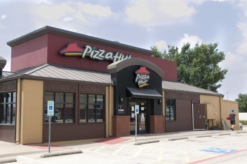 Salah satu gerai Pizza Hut di Texas, Amerika Serikat terlihat sepi pada 2 Juli 2020. Foto Reuter.