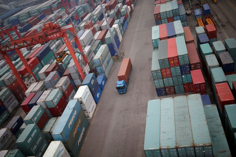 Terminal petikemas di pelabuhan Incheon di Incheon, Korea Selatan. Kinerja ekspor Korea Selatan melambat pada bulan Juli 2020, terendah dalam 4 bulan terakhir. Foto Reuters/Kim Hong-Ji.