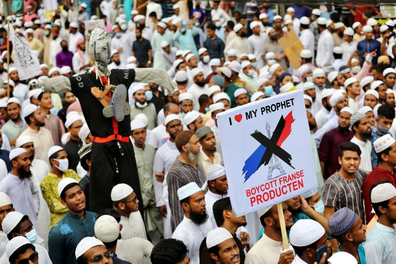 Umat muslim menggelar protes terhadap Prancis di Dhaka, Bangladesh. Foto Reuters/Mohammad Ponir Hossain.