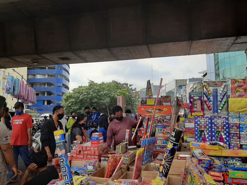 Lapak pedagang kembang api dan petasan di kawasan Pasar Pagi Asemka, Jakarta Barat. Minggu (28/12). Alinea.id/Qonita Azzahra.