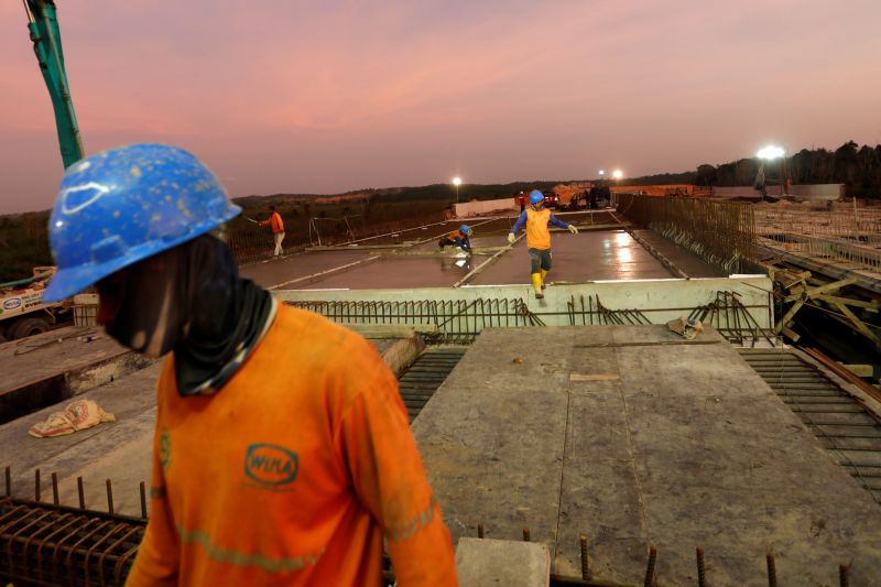 Tenaga kerja mengerjakan proyek konstruksi jalan tol Balikpapan-Samarinda di Kutai Kertanegara, Kalimantan Timur. Foto Reuters/Willy Kurniawan.