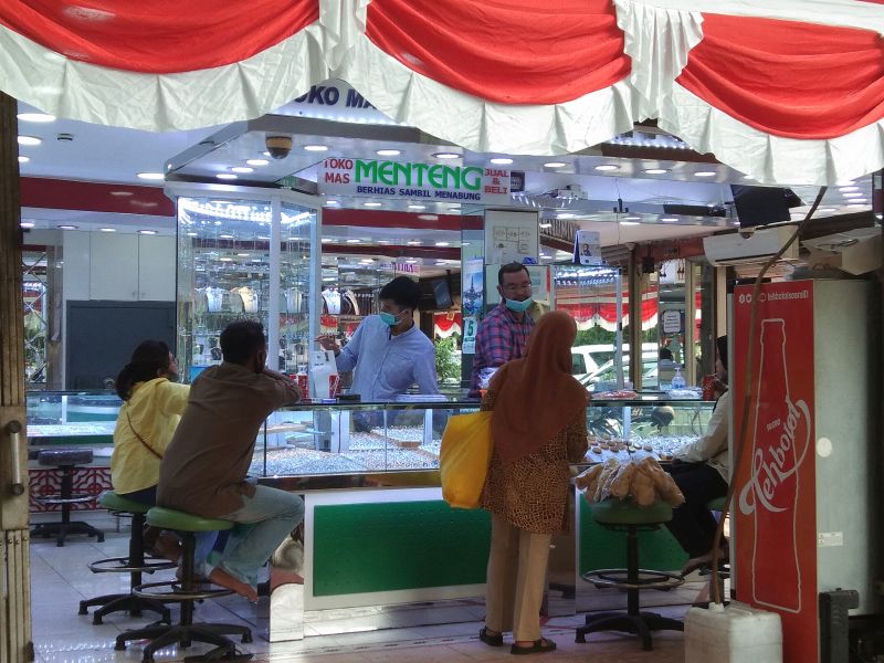  Aktivitas perdagangan emas di Pasar Blok M, Jakarta Selatan, Rabu (5/8). Alinea.id/Syah Deva Ammurabi.