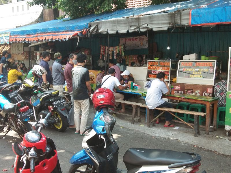 Aktivitas pedagang kaki lima di kawasan Jakarta Selatan. Alinea.id/Syah Deva Ammurabi.