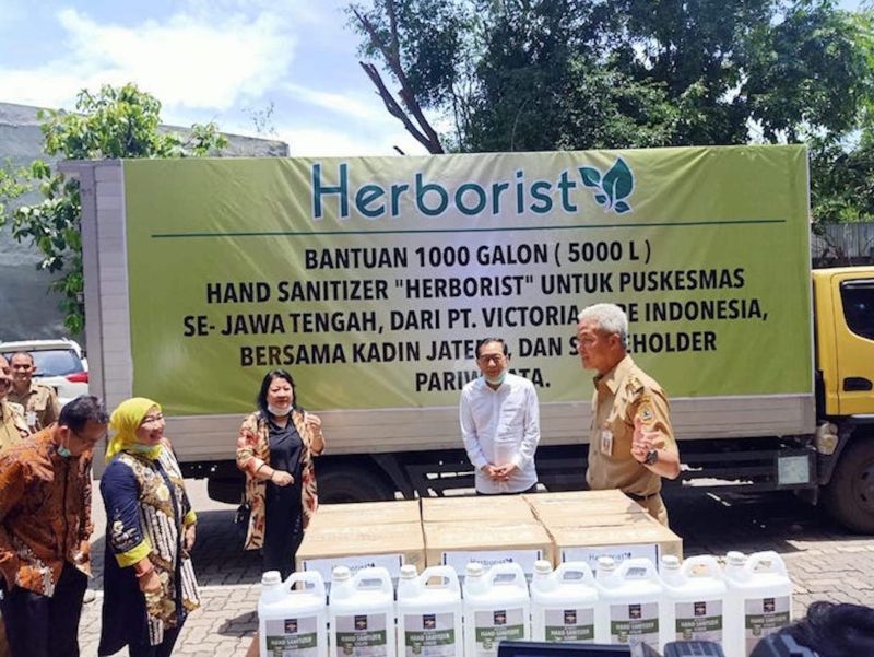 Herborist berkolaborasi dengan pemerintah daerah, salah satunya Pemprov Jateng, guna menyalurkan bantuan berupa 5.000 liter penyanitasi tangan kepada instansi kesehatan, seperti puskesmas. Foto dokumentasi Tokopedia.