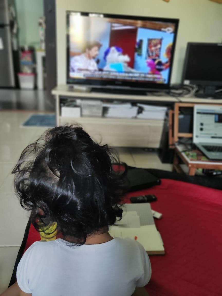 Seorang anak menonton acara Jalan Sesama di TVRI yang menjadi salah satu program belajar dari rumah yang dicanangkan pemerintah. Foto dokumentasi.