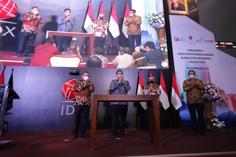 Menko Perekonomian Airlangga Hartarto menutup perdagangan Bursa Efek Indonesia (BEI) tahun 2020, Rabu 30 Desember 2020 di BEI, Jakarta. Dokumentasi Otoritas Jasa Keuangan.