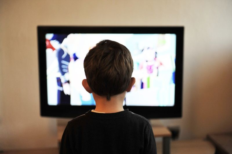 Ilustrasi anak-anak dan televisi. Pixabay.com.