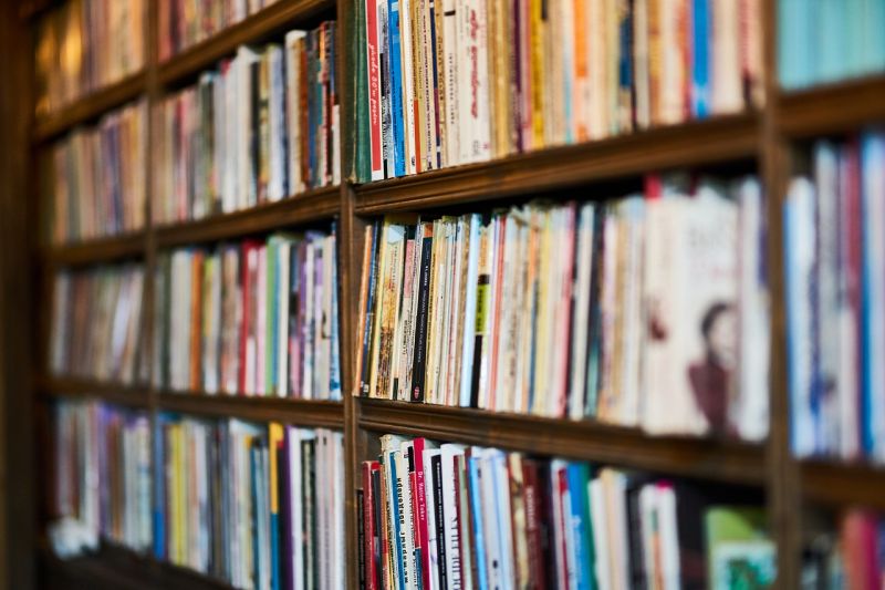 Ilustrasi toko buku tua. /Foto Pixabay