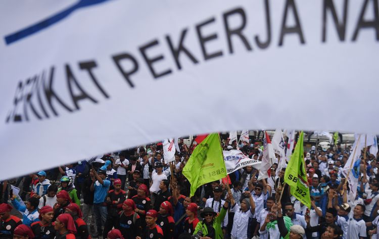 Ratusan buruh menggelar aksi unjuk rasa menentang omnibus law di Jakarta, Senin (20/1/2020). /Foto Antara/Akbar Nugroho Gumay.
