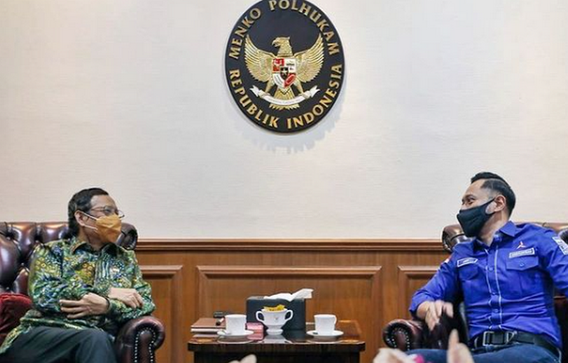 Agus Harimurti Yudhoyono saat bertemu Menteri Koordinator Bidang Politik, Hukum, dan Keamanan (Menko Polhukam) Mahfud MD di kantor Kemenko Polhukam, Jakarta Pusat, Senin (8/3/2021)./Instagram Agus Yudhoyono.