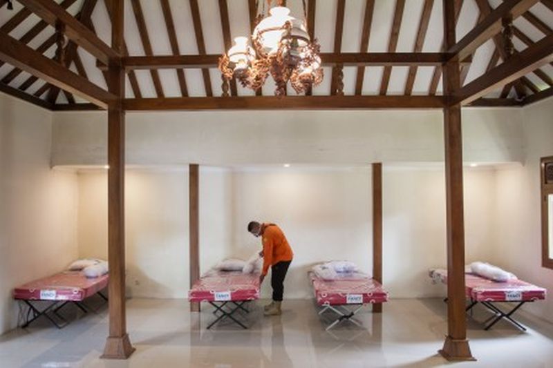 Petugas merapikan kasur tidur di Dalem Joyokusuman, Gajahan, Solo, Jawa Tengah, Rabu (8/4). /Foto Antara