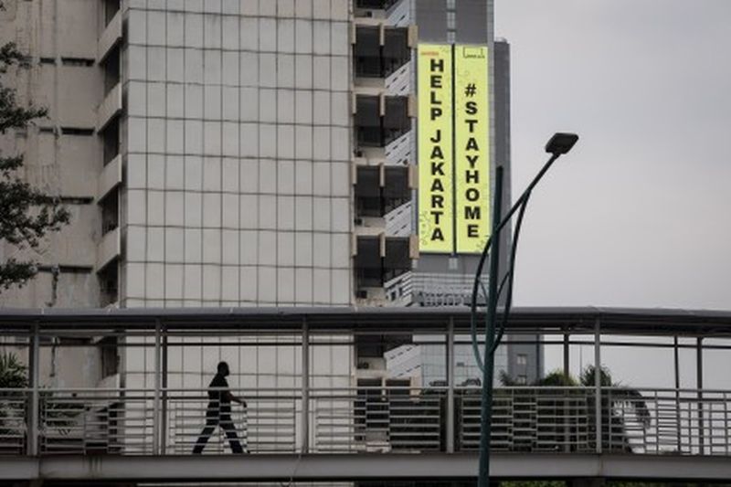 Petugas merapikan kasur tidur di Dalem Joyokusuman, Gajahan, Solo, Jawa Tengah, Rabu (8/4). /Foto Antara