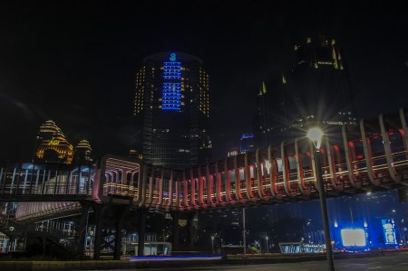 Jembatan Penyeberangan Orang (JPO) Polda Metro Jaya menampilkan warna merah putih di Jakarta, Kamis (9/4). /Foto Antara