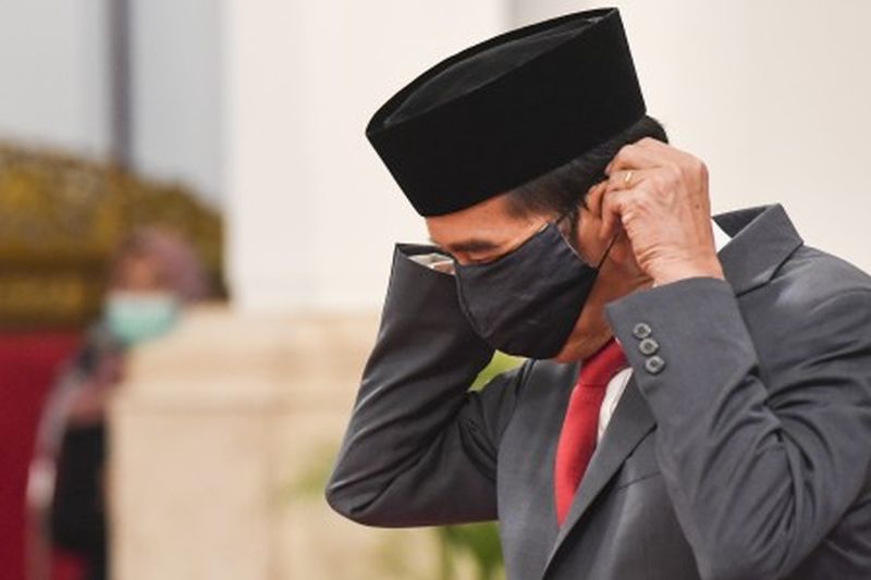 Presiden Joko Widodo memakai masker saat melantik Wakil Gubernur DKI Jakarta Ahmad Riza Patria di Istana Negara, Jakarta, Rabu (15/4). /Foto Antara