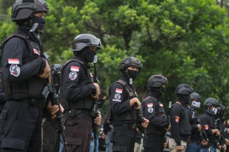Personel tim Sparta Polresta Solo mengikuti apel dan pengecekan kelengkapan senjata di Polresta Solo, Jawa Tengah, Senin (20/4). /Foto Antara