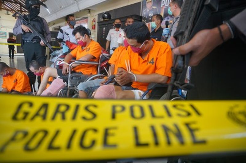 Polisi merilis penangkapan kembali narapidana asimilasi karena terlibat aksi pencurian sepeda motor di Mapolres Tulungagung, Tulungagung, Jawa Timur, Rabu (22/4). /Foto Antara