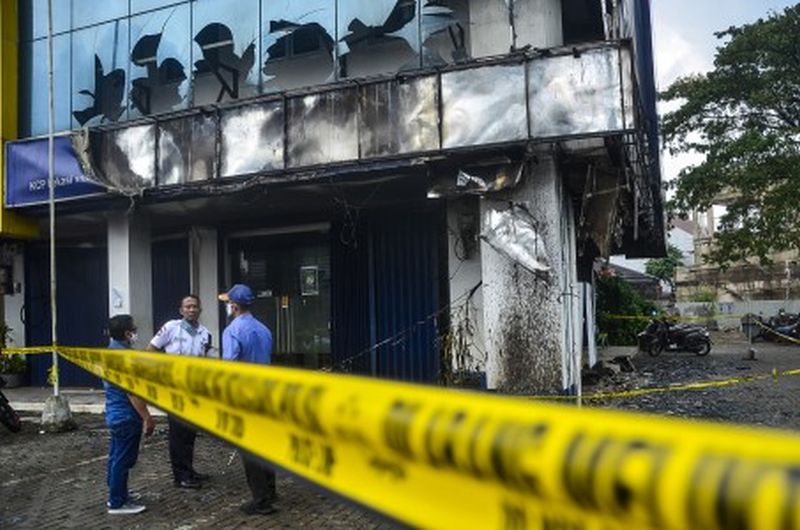 Sejumlah petugas mengamati mesin ATM yang terbakar di Pedurenan, Bekasi, Jawa Barat, Rabu (29/4). /Foto Antara