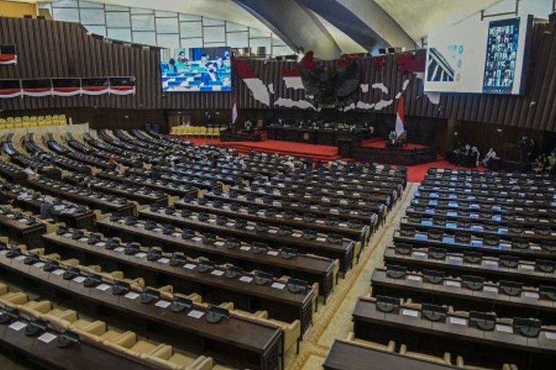 Anggota DPR mengikuti Rapat Paripurna ke-14 Masa Persidangan III 2019-2020 di Kompleks Parlemen, Senayan, Jakarta, Selasa (5/5). /Foto Antara