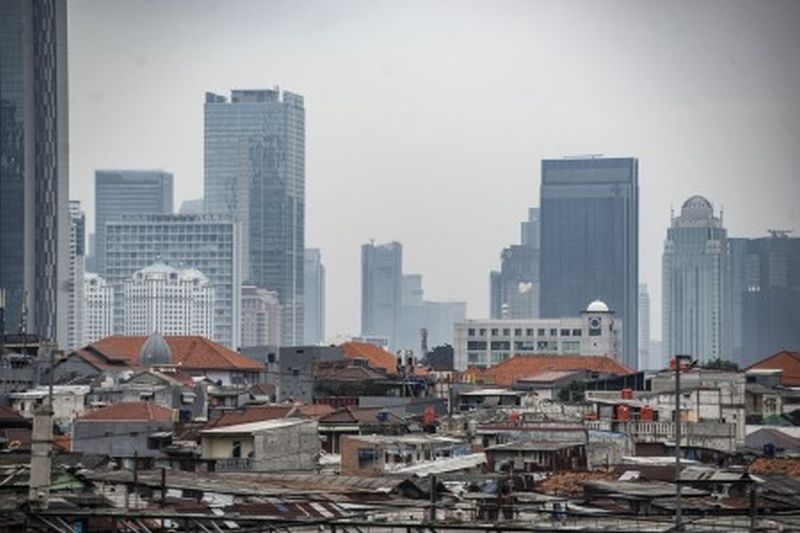 Suasana permukiman penduduk dan gedung bertingkat di Jakarta, Sabtu (8/5). /Foto Antara