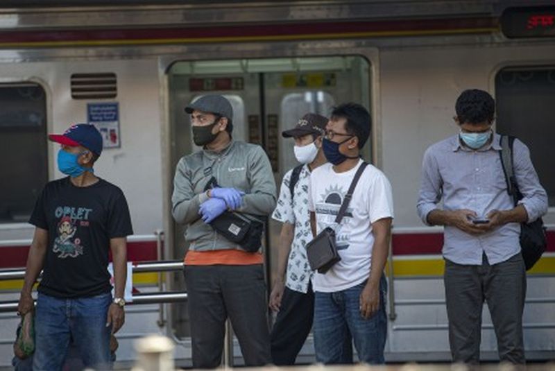Sejumlah calon penumpang dengan mengenakan masker menunggu rangkaian KRL Commuterline di Stasiun KA Tanah Abang, Jakarta, Sabtu (16/5). /Foto Antara