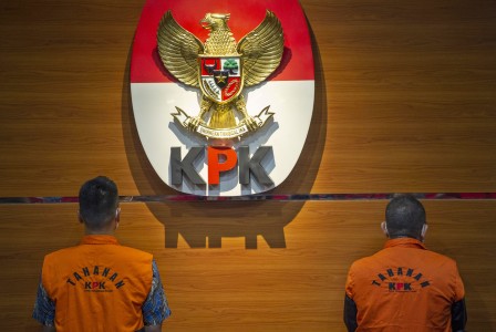 Tersangka kasus dugaan suap gratifikasi senilai Rp46 miliar, Nurhadi (kanan) dan Riesky Herbiyono (kiri) berdiri saat konferensi pers terkait penangkapan mereka di Gedung KPK, Jakarta, Selasa (2/6). /Foto Antara