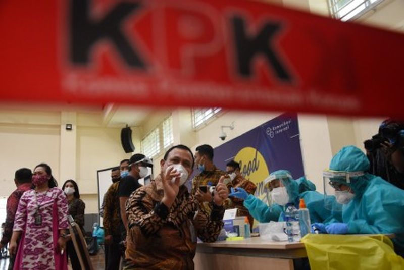 Ketua KPK Firli Bahuri (tengah) menyapa wartawan usai melakukan rapid test COVID-19 di Gedung KPK, Jakarta, Kamis (4/6). /Foto Antara