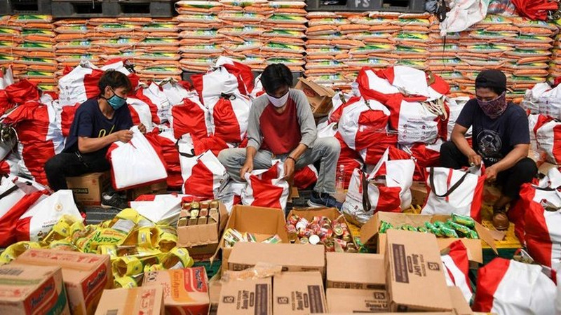 Pekerja mengemas paket bansos di Gudang Food Station Cipinang, Jakarta, Rabu (22/4/2020). Foto Antara/M. Risyal Hidayat