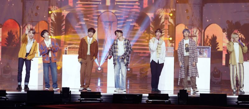 Grup K-pop BTS (Bangtan Boys), tampil di atas panggung selama Penghargaan Golden Disc ke-35 di Seoul, Korea Selatan pada 10 Januari 2021. Foto: Golden Disc Awards via Reuters.