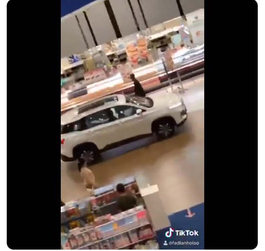 Video mak-mak viral yang parkir mobil di dalam mal. Foto tangkapan layar Twitter @holaofadlan