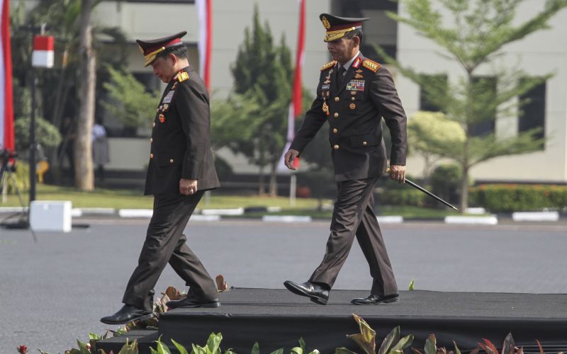 Mantan Kapolri Jenderal Pol (Purn) Tito Karnavian (Kiri) bersama Kapolri Jenderal Pol Idham Aziz (Kanan) meninggalkan lapangan upacara pada Upacara Tradisi serah terima Panji-panji Tribrata Kapolri dan pengantar tugas Kapolri di Mako Brimob, Depok, Jawa Barat, Rabu (6/11). /Antara Foto