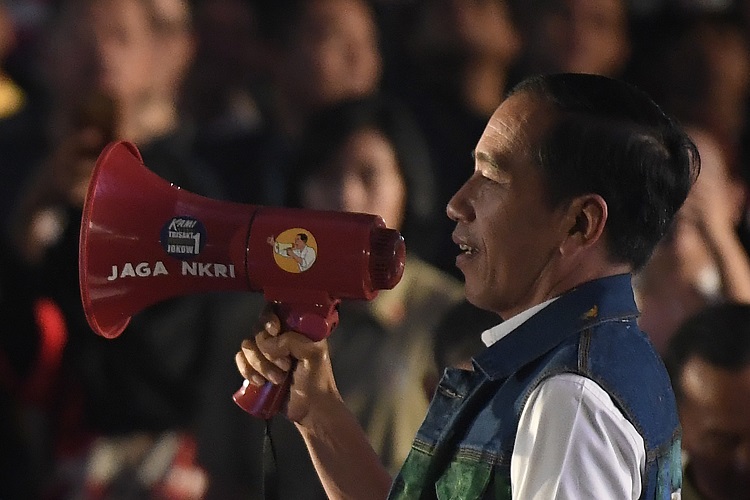 Joko Widodo (Jokowi) berkampanye di depan relawan pada Pilpres 2019. /Foto Antara