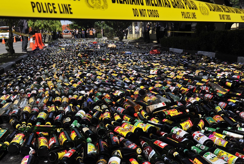 Petugas memusnahkan ribuan botol miras (minuman keras) di Serang, Banten, Jumat (21/12/2018). /Foto Antara