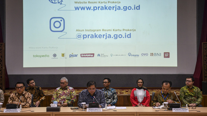 Menko Perekonomian, Airlangga Hartarto (tengah depan), memberikan keterangan pers terkait peluncuran situs resmi Kartu Prakerja di kantor Kemenko Perekonomian, Jakarta, Jumat (20/3/2020). Foto Antara/Nova Wahyudi