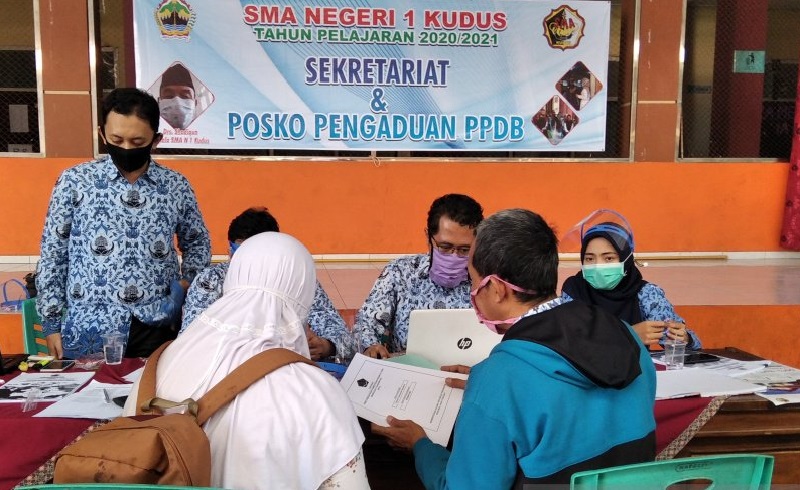 Seorang peserta didik didampingi orang tuanya berkonsultasi terkait dengan pendaftaran secara daring di Posko Pengaduan PPDB di SMA 1 Negeri Kudus, Jawa Tengah, Rabu (17/6). /Foto Antara