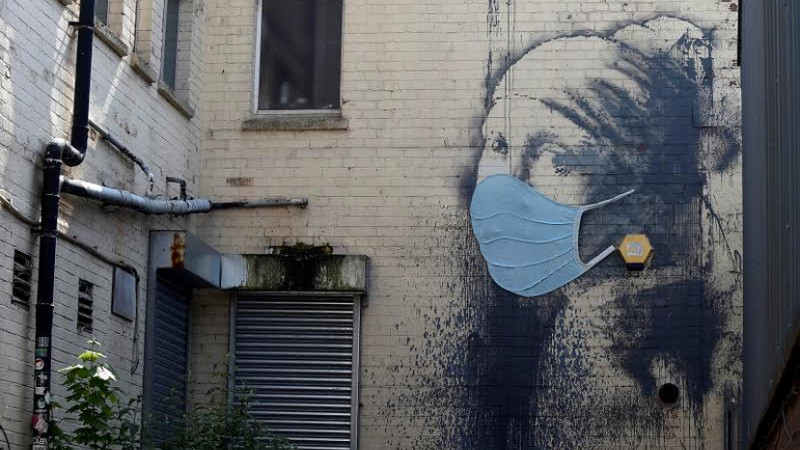Mural karya Banksy yang dihiasi masker di tengah pandemi Covid-19 di Albion Dock, Bristol, Inggris, Kamis (23/4/2020). Foto Antara/REUTERS/Rebecca Naden