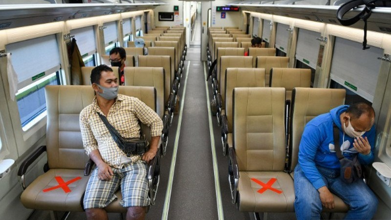 Penumpang kereta api relasi Gambir-Pasarturi mengenakan masker pada masa pandemi Covid-19 sebelum keberangkatan dari Stasiun Gambir, Jakarta. Foto Antara/M. Risyal Hidayat.