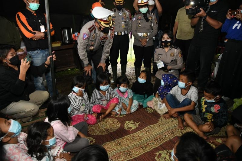 Korlantas Polri membagikan ribuan paket sembako untuk pengungsi erupsi Gunung Merapi. Foto dokumentasi Humas Polri.