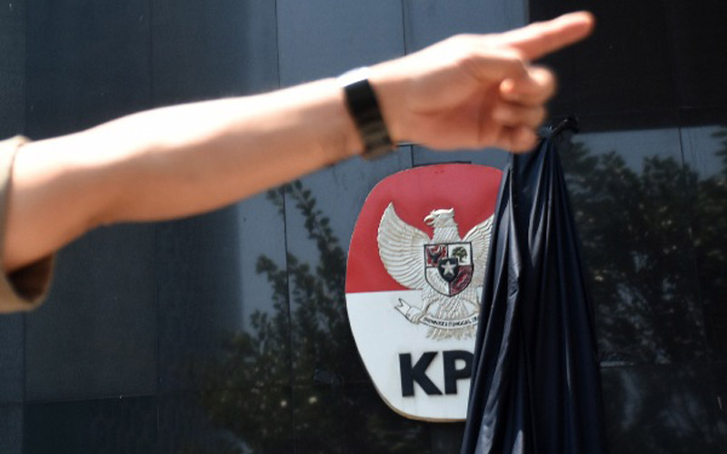 Selembar kain hitam yang menutupi logo Komisi Pemberantasan Korupsi (KPK) tersibak saat berlangsungnya aksi dukungan untuk komisi tersebut di Gedung Merah Putih KPK, Jakarta, Selasa (10/9/2019). Antara Foto/Indrianto Eko Suwarso